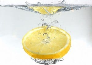 remedio casero con agua y limón