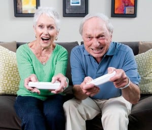 gente mayor jugando a la Wii