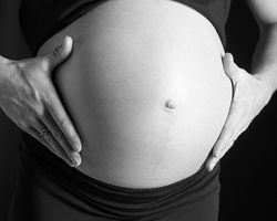 fotografia mujer embarazada en blanco y negro