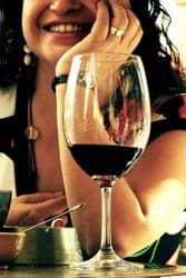 mujer y una copa de vino