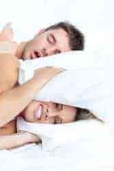 hombre roncando junto a su pareja