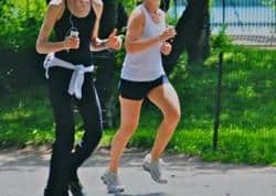 dos personas practicando running