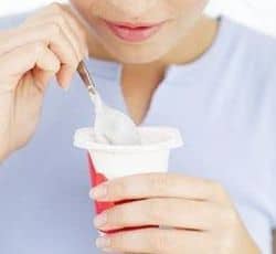 mujer comiendo yogurt