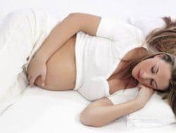 mujer embarazada dormiendo