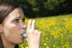 mujer con inhalador de asma