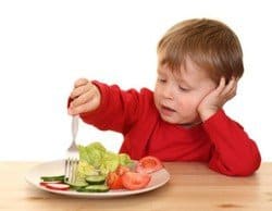 niño comiendo verdura