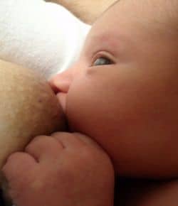 bebé amamantado por su madre