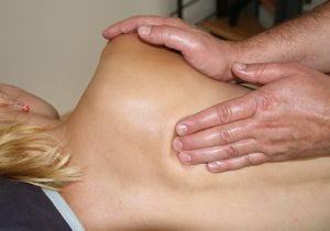 fisioterapia con masaje en la espalda