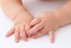 cortar uñas de un bebé
