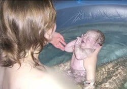 parto de bebé en el agua