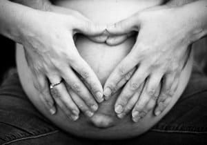 manos de padres y embarazada
