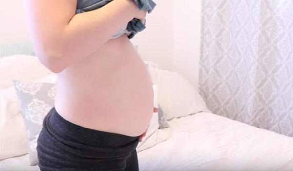 barriga de mujer embarazada de dos trimestres