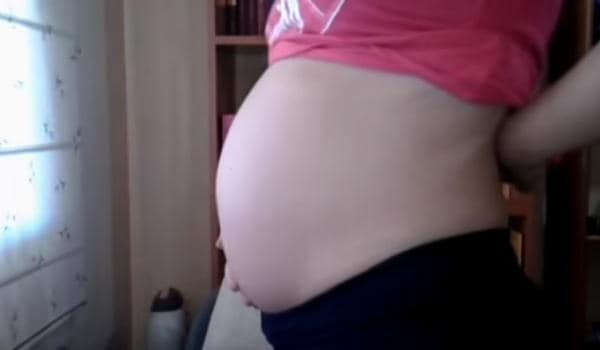 barriga mujer embarazada en su tercer trimestre