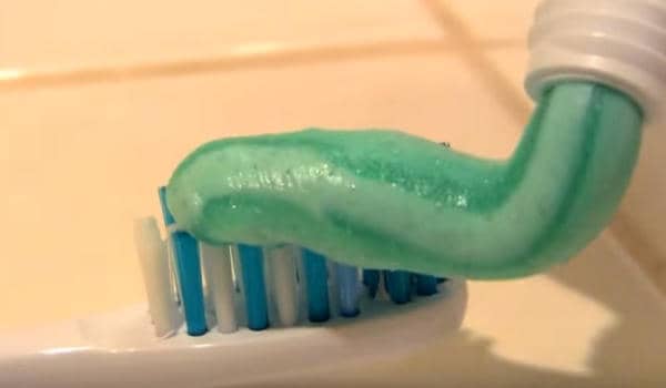 pasta de dientes y cepillo manual