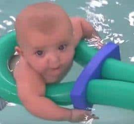 bebé nadando en la piscina